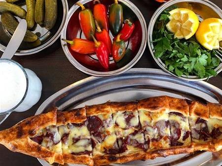 Sucuklu Kaşarlı Pide